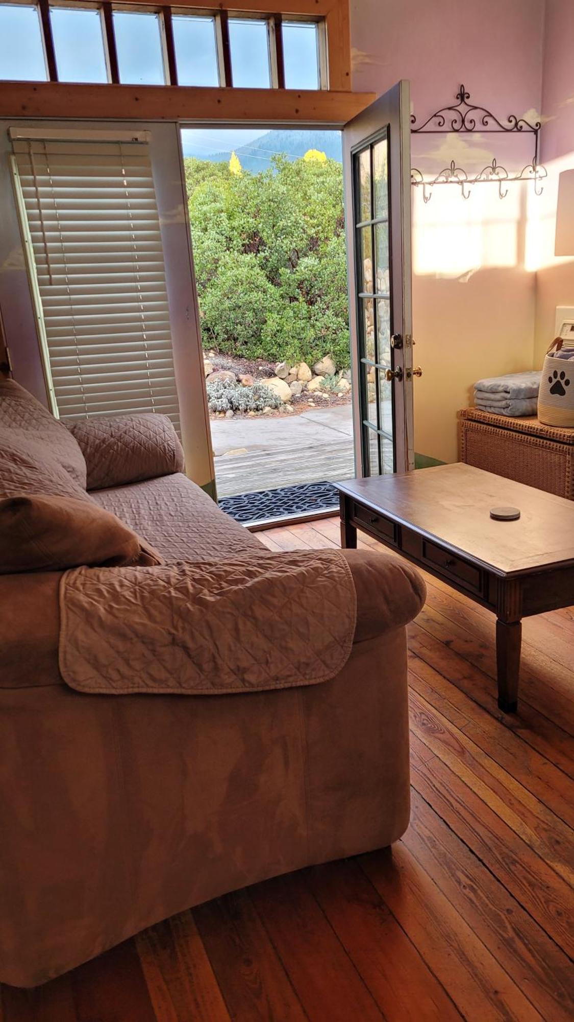 Angel Cottage With A Sauna Or The Cozy With A Jacuzzi Tub, Both Are Studios With A View Of Mount Shasta Szoba fotó